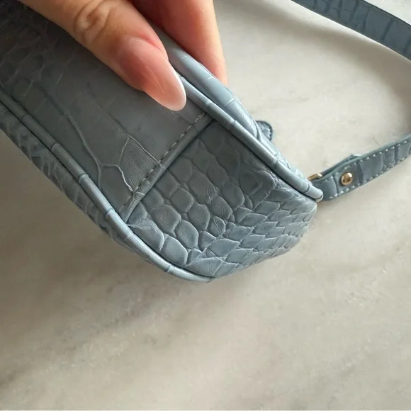 Blue croc embossed shoulder bag - Picture 3 of 7